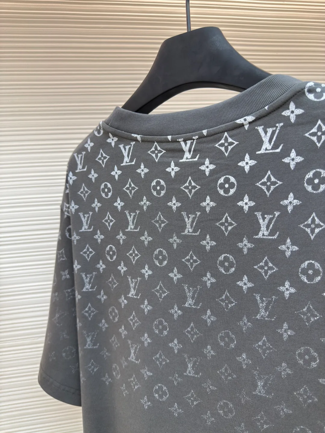 LOUIS VUITTON Gradient presbyopic T-shirt ●Authentic product: Purchased and developed by 8450 ●Item number: 1680214-A10 ●Fabric: refined sulfur cotton fabric ●Technology: printing production ●Version: fitted version ●Weight: about 305 grams ●Size: XS-S-M-L ●Description: The fabric is made of 32s double-ply combed cotton compact siro-spun yarn, matched with 1*1 flat knitted cotton thread. The entire garment's front and rear panels, left and right sleeves, are printed with Kornit white ink digital direct injection. The first draft is made based on the Y-plate scanned pattern, and the clarity of the first draft is corrected by hand to ensure that the printed flower pieces have a gradient and orderly visual effect. The overall wiring is straight and delicate, the fabric is comfortable and soft, and the color is consistent without color difference. It can be matched with the same style to create a fashionable look and control various occasions. Customized accessories, complete with three standards, same style for men and women!